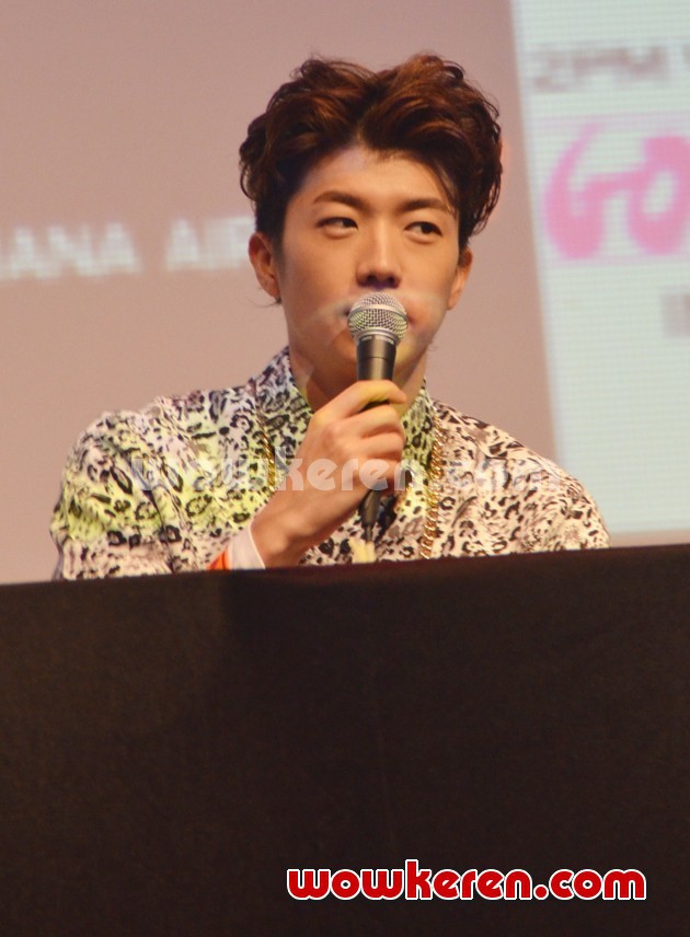Gambar Foto Wooyoung 2PM di Jumpa Pers Konser 'Go Crazy'