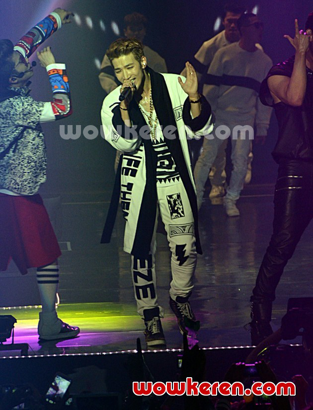 Foto Aksi Jun.K 2PM di Konser 'Go Crazy' Jakarta