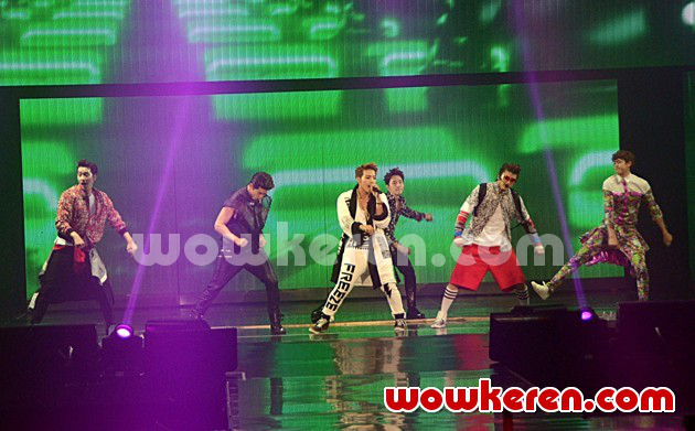 Foto Penampilan 2PM di Konser 'Go Crazy' Jakarta