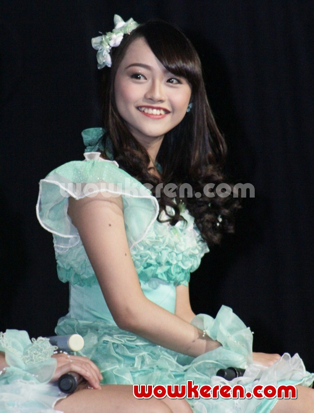 Gambar Foto Ayen JKT48 Saat Rilis Single 'Pareo adalah Emerald'