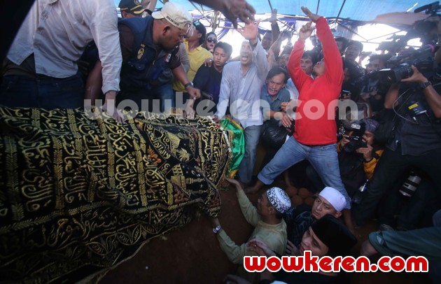 Gambar Foto Proses Pemakaman Olga Syahputra