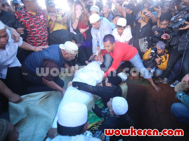 Gambar Foto Proses Pemakaman Olga Syahputra