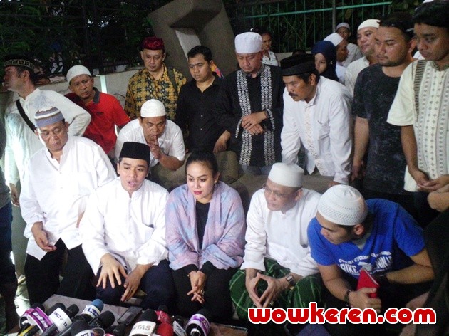Gambar Foto Billy Syahputra dan Mak Vera Berikan Klarifikasi