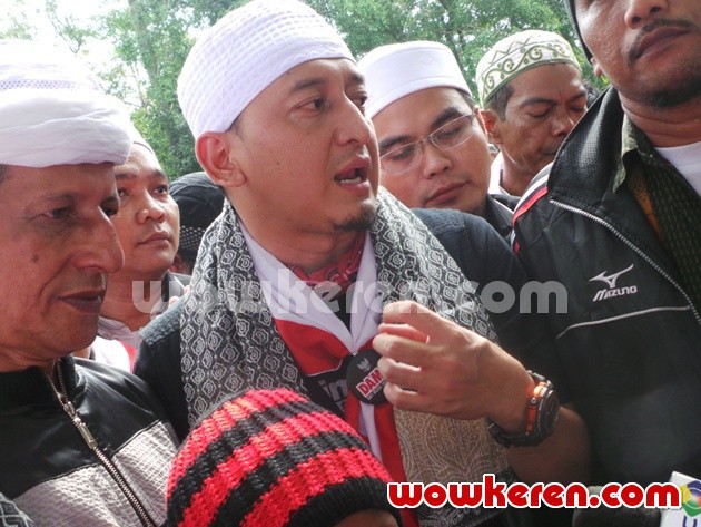 Gambar Foto Ustadz Zacky Mirza di TPU Pondok Ranggon