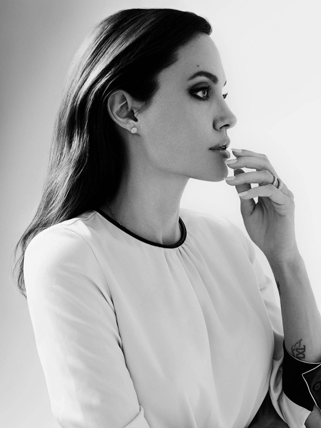 Gambar Foto Angelina Jolie di Majalah The Hollywood Reporter