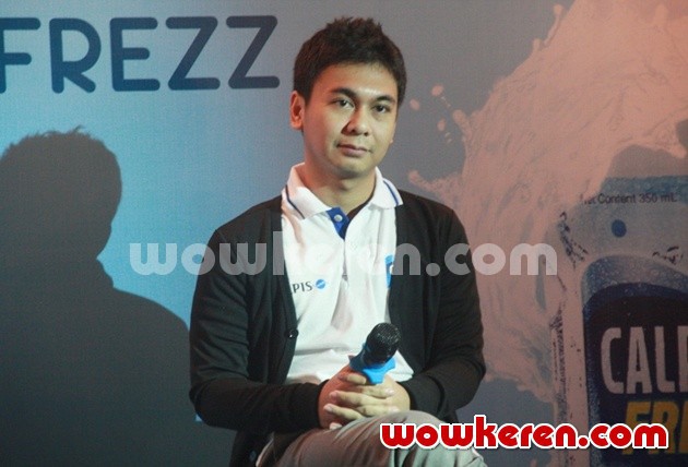 Gambar Foto Raditya Dika di Peluncuran Produk Calpico Frezz