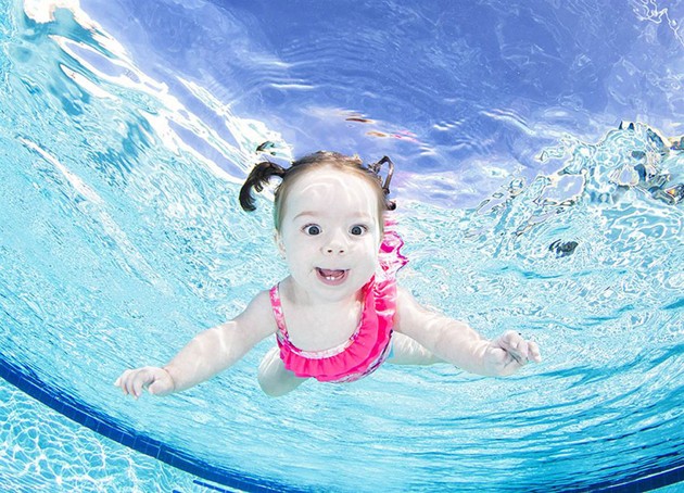 Gambar Foto Keceriaan Pemotretan Bayi di Bawah Air Karya Seth Casteel