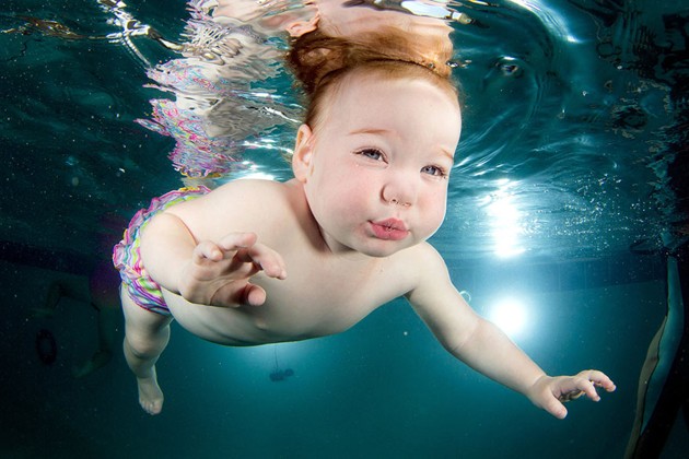 Gambar Foto Pemotretan Bayi di Bawah Air Karya Seth Casteel