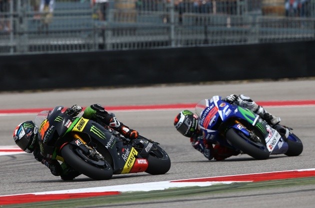 Gambar Foto Bradley Smith Mendahului Jorge Lorenzo