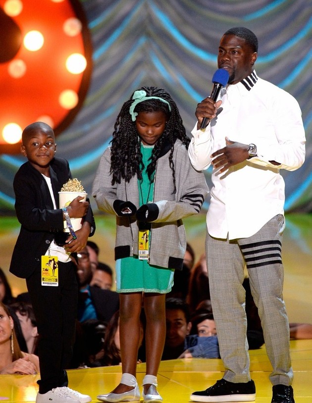 Gambar Foto Kevin Hart Terima Piala Comedic Genious Award Bersama Anak-Anaknya