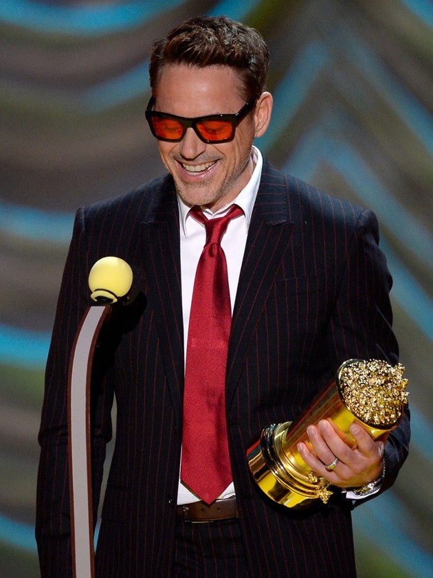 Gambar Foto Robert Downey Jr. Raih Piala Generation Award