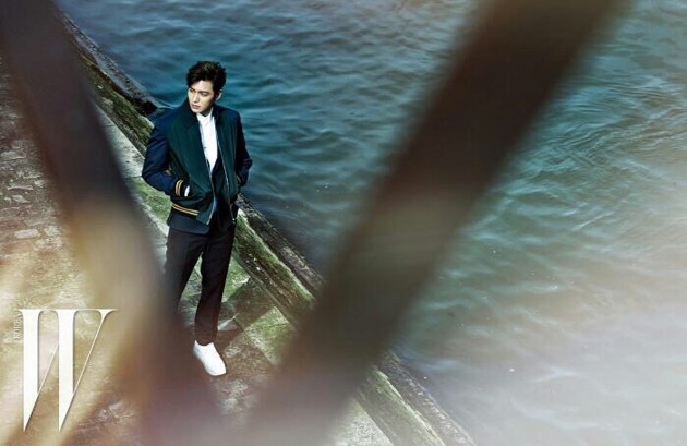 Gambar Foto Lee Min Ho Berpose di Pinggir Sungai
