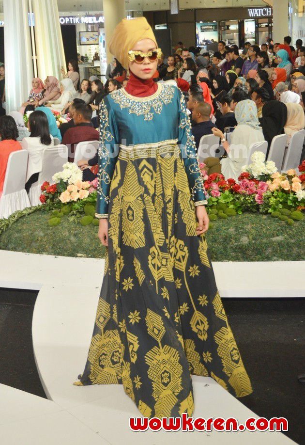 Gambar Foto Rancangan Dian Pelangi Gunakan Kain Tradisional Indonesia