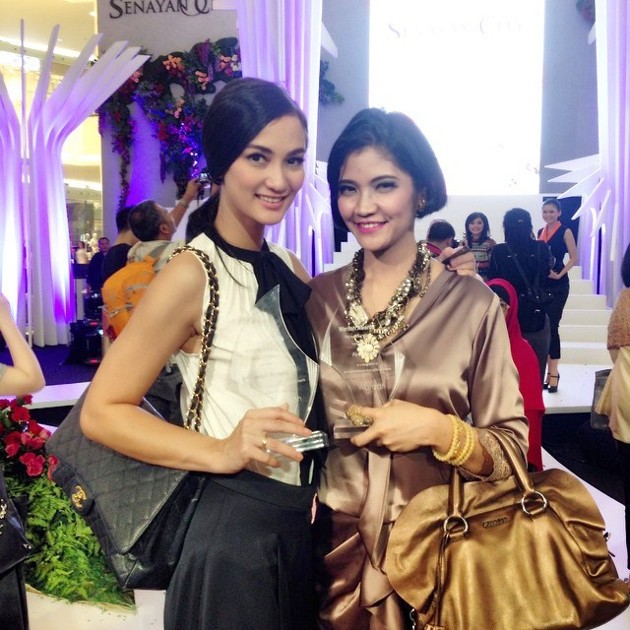 Gambar Foto Atiqah Hasiholan dan Fira Basuki Terima Penghargaan di Fashion Nation 2015