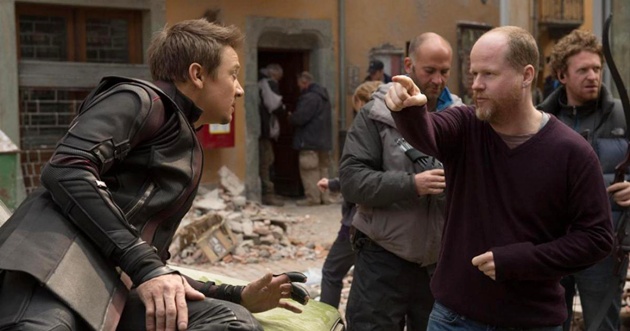 Gambar Foto Jeremy Renner Mendengarkan Arahan Sutradara Joss Whedon