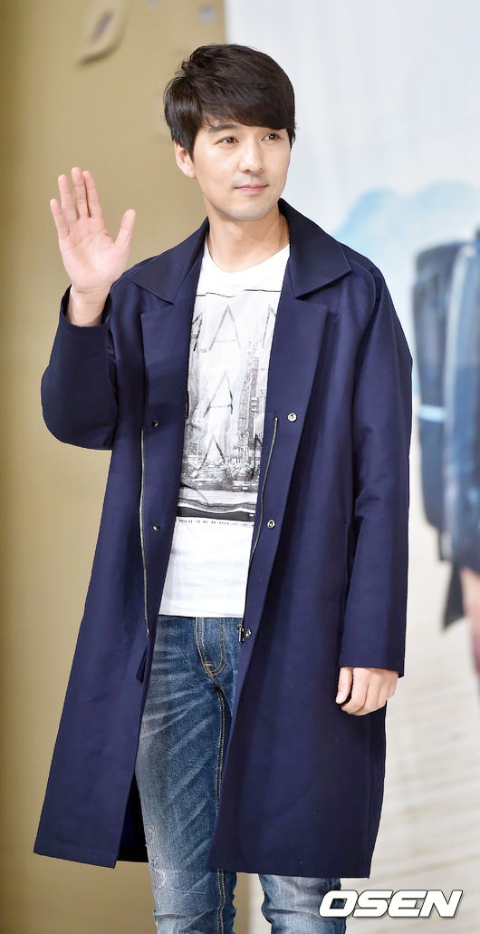 Gambar Foto Lee Pil Mo Memerankan Guru Matematika di Serial 'School 2015'