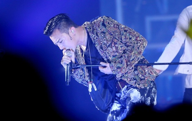 Gambar Foto G-Dragon Big Bang Bawakan 'Crooked'