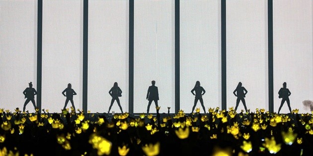 Gambar Foto Kemeriahan VIP Kompak dengan Crown Stick Mereka