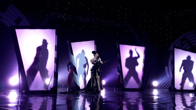 Gambar Foto Syahrini di SCTV Music Awards 2015