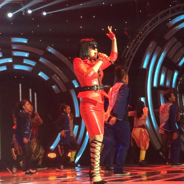 Gambar Foto Penampilan Syahrini di SCTV Music Awards 2015