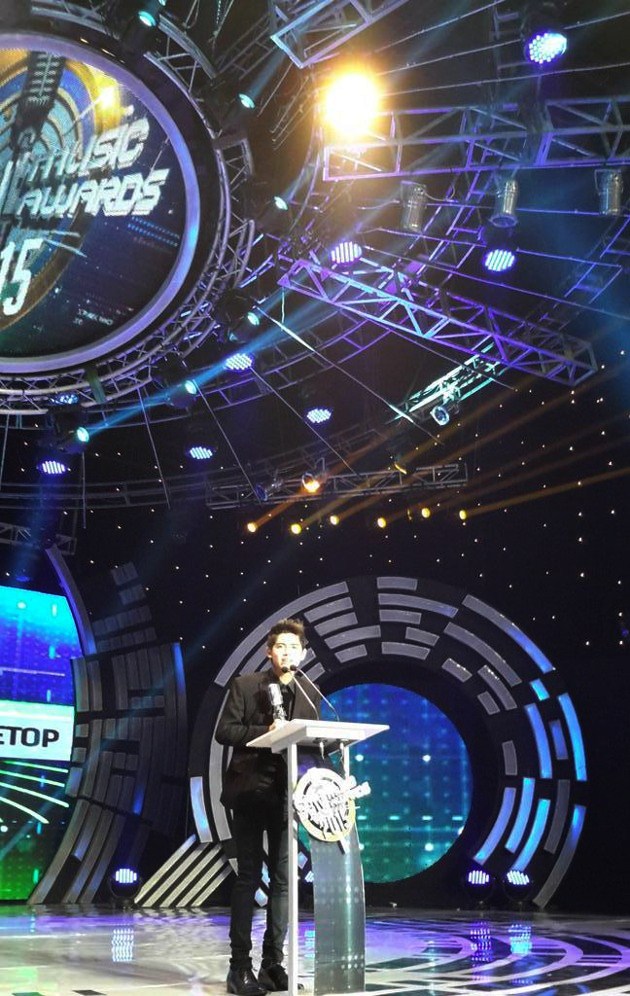 Gambar Foto Aliando Raih Piala Lagu Paling Ngetop