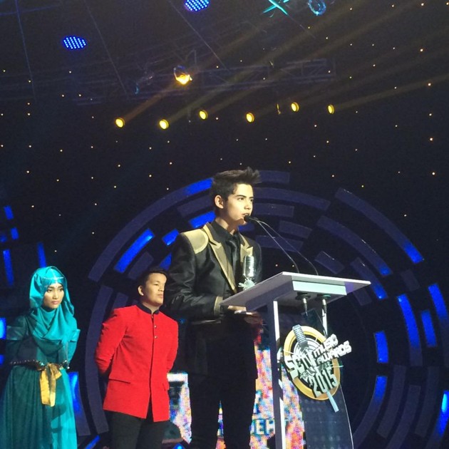 Gambar Foto Aliando Saat Raih Piala Pendatang Baru Paling Ngetop