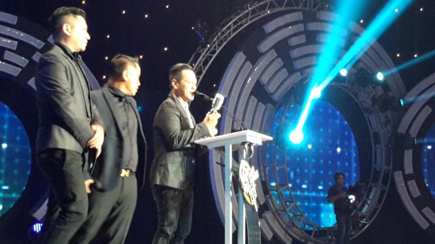 Gambar Foto Ricky Five Minutes Raih Piala Pemain Keyboard Paling Ngetop