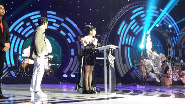 Gambar Foto Syahrini Raih Piala Penyanyi Solo Wanita Paling Ngetop