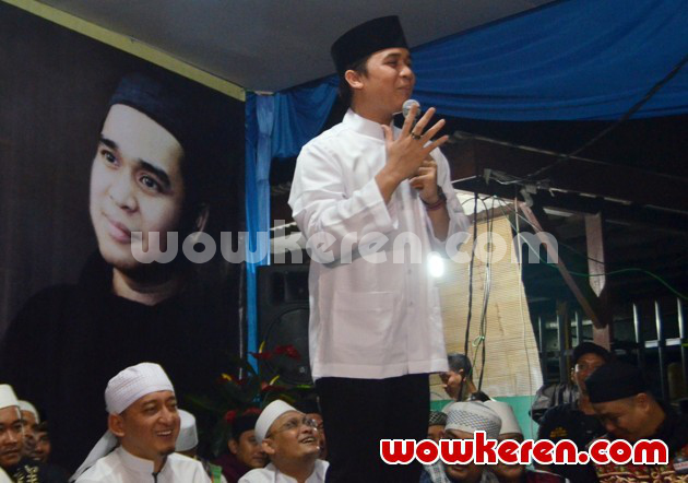 Gambar Foto Billy Syahputra Saat Acara Tahlilan 40 Hari Olga Syahputra