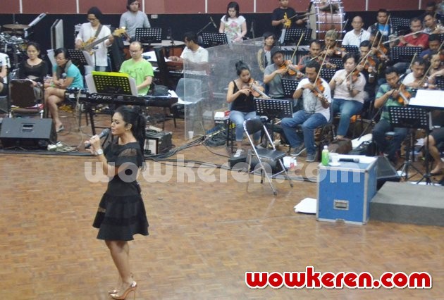 Gambar Foto Krisdayanti Saat Lakukan Persiapan Konser 'Traya'