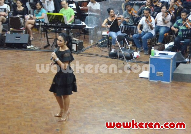 Gambar Foto Krisdayanti Saat Lakukan Persiapan Konser 'Traya'