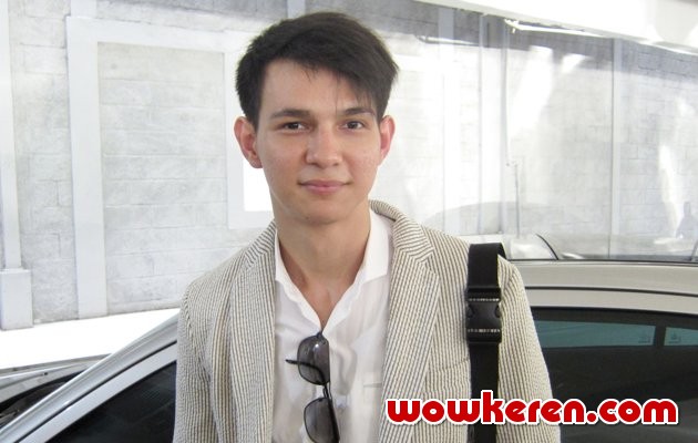 Gambar Foto Marcell Darwin Ditemui di Lokasi Gala Premier Film 'Miss Call'