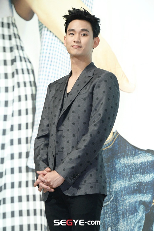 Gambar Foto Kim Soo Hyun di Jumpa Pers 'Producer'