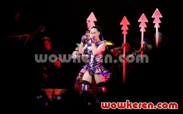 Foto Katy Perry Saat Tampil di Konser Tour 'Prismatic' Jakarta