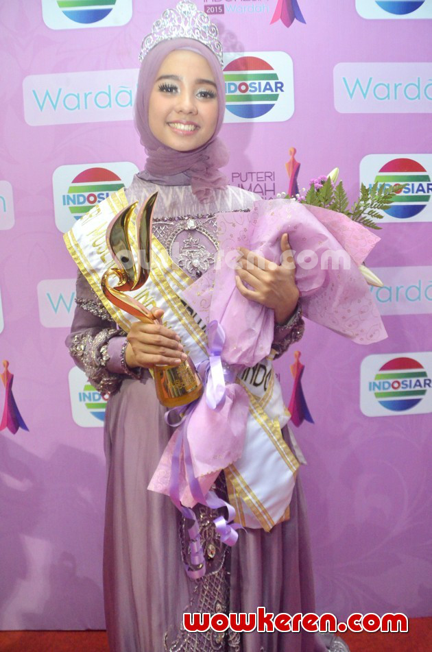 Gambar Foto Nesa Aqila Herryanto Putri di Final Puteri Muslimah Indonesia 2015