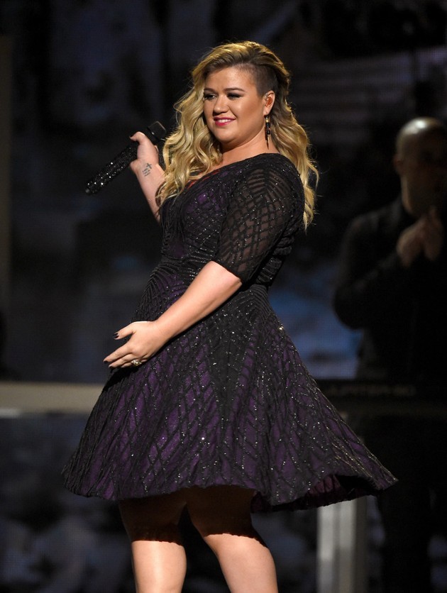 Gambar Foto Kelly Clarkson Tampil Nyanyikan Lagu 'Invincible'