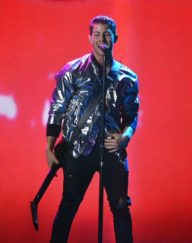 Foto Nick Jonas Nyanyikan Lagu 'Jealous' di Billboard Music Awards 2015