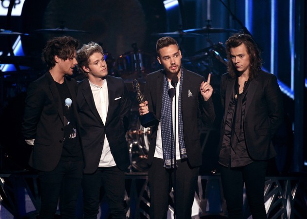 Gambar Foto One Direction Raih Piala Top Duo/Group