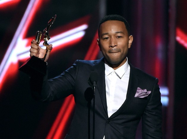 Gambar Foto John Legend Raih Piala Top Radio Song