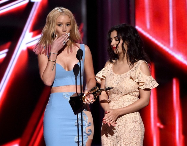 Gambar Foto Iggy Azalea dan Charli XCX Raih Piala Top Rap Song