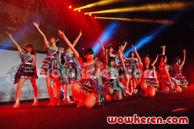 Gambar Foto JKT48 Gelar Handshake Festival 'Pareo adalah Emerald'