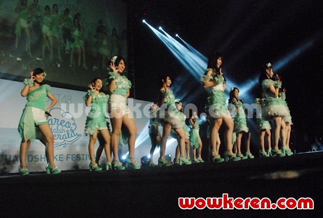 Gambar Foto JKT48 Bawakan Lagu 'Pareo adalah Emerald'