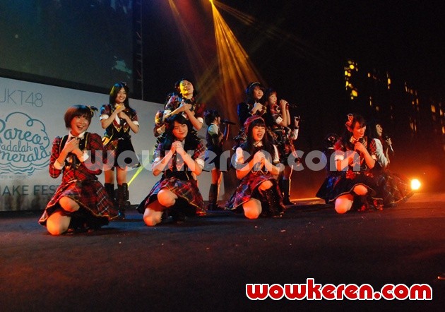 Gambar Foto JKT48 Gelar Handshake Festival 'Pareo adalah Emerald'