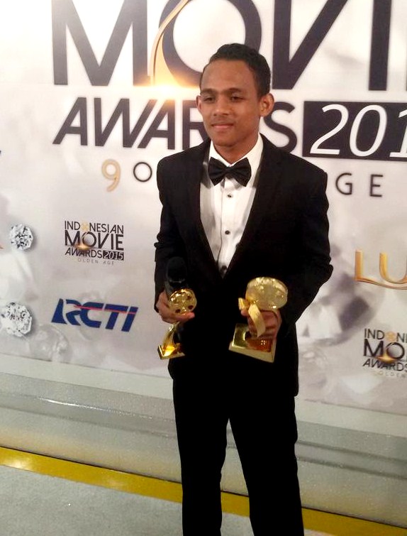 Gambar Foto Babeto Leutualy Raih Piala Pendatang Baru Terbaik