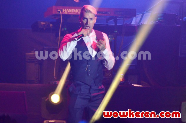 Gambar Foto Shane Lynch Saat Tampil di Konser 'Boyzone Back Again No Matter What'