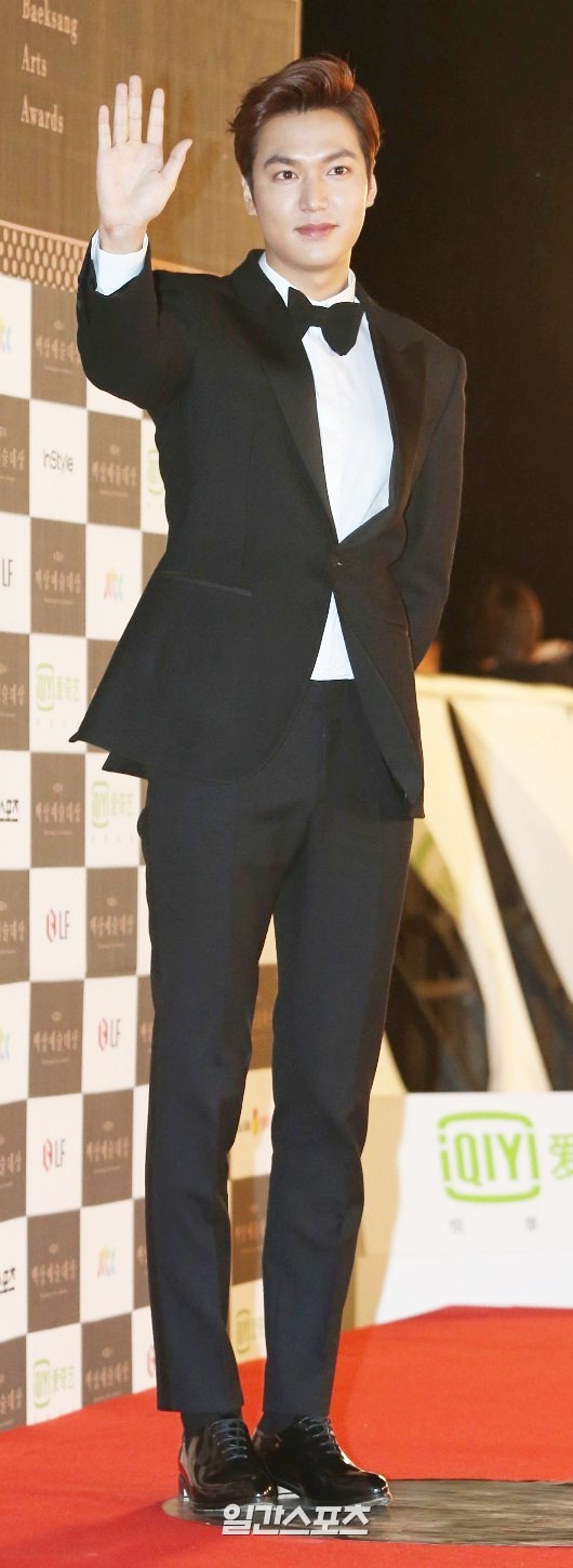 Gambar Foto Lee Min Ho di Red Carpet Baeksang Arts Awards 2015