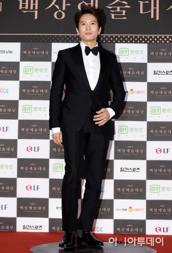 Gambar Foto Ji Sung di Red Carpet Baeksang Arts Awards 2015