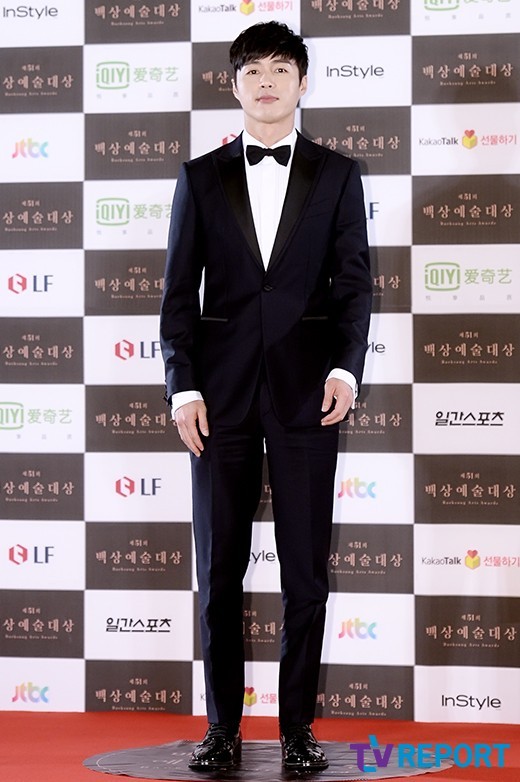 Gambar Foto Oh Min Suk di Red Carpet Baeksang Arts Awards 2015