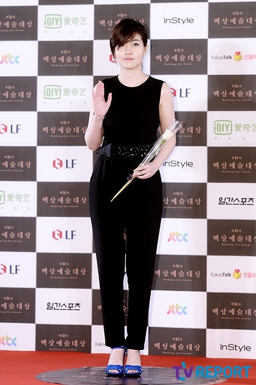 Gambar Foto Shim Eun Kyung di Red Carpet Baeksang Arts Awards 2015