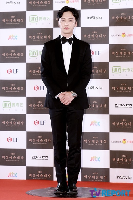 Gambar Foto Byun Yo Han di Red Carpet Baeksang Arts Awards 2015